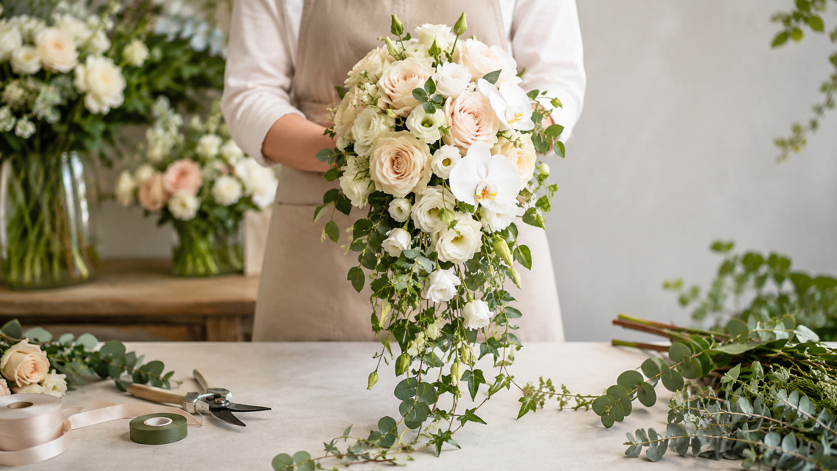 آموزش گل‌آرایی آبشاری برای دسته‌گل عروس و دکور مراسم